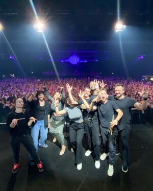 La Zarra Instagram - Encore une soirée magique Montreux merci 
Je vous suis reconnaissante vous mon public je vous aime ♥️
@montreuxjazzfestival 

📸 @v.florimonte 
🥁 @lucas_dauchez 
🎸 @_bolderaf 
Bass and 🎹 @romainlabaye 
🔊 @adrienmauroux 
Backliner @picoooliiiiinaaa_1.0 

Hair @paulinebrunel 
Makeup @alexiamzallag