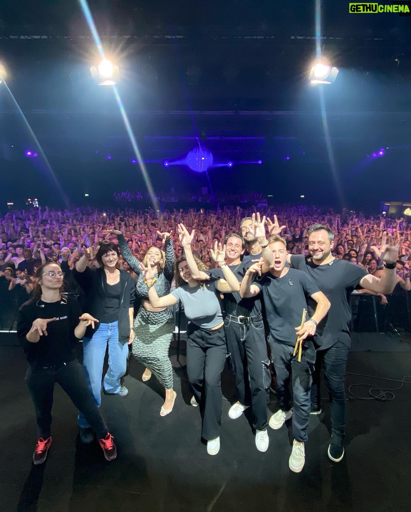 La Zarra - 18.5K Likes - Encore une soirée magique Montreux merci
Je vous suis reconnaissante vous mon public je vous aime ♥️
@montreuxjazzfestival
📸 @v.florimonte
🥁 @lucas_dauchez
🎸 @_bolderaf
Bass and 🎹 @romainlabaye
🔊 @adrienmauroux
Backliner @picoooliiiiinaaa_1.0
Hair @paulinebrunel
Makeup @alexiamzallag
