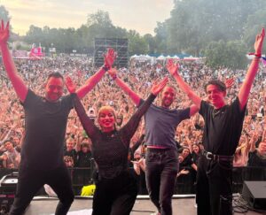 La Zarra Instagram - Fun time 🙆🏼‍♀️

Merci Saint-Dizier, j’ai passé un super moment avec vous! ♥️ @musicaletefest 

Merci à mon équipe de me suivre dans de folles aventures, je suis heureuse de pouvoir partager ces moments avec vous 🙏🏼♥️

🥁 @victorsingerdrums 
🎸 @_bolderaf 
Bass and 🎹 @romainlabaye 
🔊 @adrienmauroux @raphaelmaitrat 
Backliner @picoooliiiiinaaa_1.0 

Hair @paulinebrunel 
Makeup @alexiamzallag 
Nails @nails_or_claws