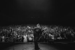 La Zarra Instagram - Moi, je chante ma vie, la vôtre et toujours beaucoup de romance.
Il y a 4 ans de ça, j’ai senti comme une force m’envahir: Un sentiment d’urgence, un besoin vital d’écrire et de chanter. Moi qui ai toujours eu  énormément de difficulté à m’exprimer, j’avais enfin trouver ma voix , mon exutoire, mon droit d’exister! Ce fut une révélation! Le premier pas vers la liberté. 

Pour moi la musique c’est une extension de l’âme. Je la fais par amour et par plaisir. Je donne toutes mes nuits, mes jours et mon coeur dans la forme la plus sincère possible.

Écrire et chanter m’a largement suffit mais loin de moi l’idée de monter sur scène un jour… et pourtant!

J’ai eu le privilège de vous rencontrer et de vous regarder dans les yeux! Vous m’avez donné tellement d’amour que s’en est trop pour une seul personne. On a chanté ensemble, on a rie, on a pleuré et je suis tellement reconnaissante pour votre bienveillance, votre loyauté et votre ouverture d’esprit. Mes chansons sont les votres a tout jamais. 

Je vais continuer mon petit chemin d’artiste à vos côtés! Je vais créer, chanter, peut être choquer, mais à travers mes paroles et mes gestes je vais surtout dénoncer et soulever ce voile d’hypocrisie qui n’a pas de place dans l’art.

Vous êtes ma force.
Merci d’avoir été au rendez-vous,  vous avez marqué mon coeur à tout jamais!

Je vous aimes 

Fati

📸: @cestpasunfilm_