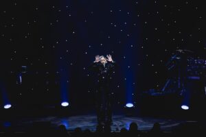 La Zarra Instagram - Moi, je chante ma vie, la vôtre et toujours beaucoup de romance.
Il y a 4 ans de ça, j’ai senti comme une force m’envahir: Un sentiment d’urgence, un besoin vital d’écrire et de chanter. Moi qui ai toujours eu  énormément de difficulté à m’exprimer, j’avais enfin trouver ma voix , mon exutoire, mon droit d’exister! Ce fut une révélation! Le premier pas vers la liberté. 

Pour moi la musique c’est une extension de l’âme. Je la fais par amour et par plaisir. Je donne toutes mes nuits, mes jours et mon coeur dans la forme la plus sincère possible.

Écrire et chanter m’a largement suffit mais loin de moi l’idée de monter sur scène un jour… et pourtant!

J’ai eu le privilège de vous rencontrer et de vous regarder dans les yeux! Vous m’avez donné tellement d’amour que s’en est trop pour une seul personne. On a chanté ensemble, on a rie, on a pleuré et je suis tellement reconnaissante pour votre bienveillance, votre loyauté et votre ouverture d’esprit. Mes chansons sont les votres a tout jamais. 

Je vais continuer mon petit chemin d’artiste à vos côtés! Je vais créer, chanter, peut être choquer, mais à travers mes paroles et mes gestes je vais surtout dénoncer et soulever ce voile d’hypocrisie qui n’a pas de place dans l’art.

Vous êtes ma force.
Merci d’avoir été au rendez-vous,  vous avez marqué mon coeur à tout jamais!

Je vous aimes 

Fati

📸: @cestpasunfilm_