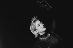 La Zarra Instagram - Moi, je chante ma vie, la vôtre et toujours beaucoup de romance.
Il y a 4 ans de ça, j’ai senti comme une force m’envahir: Un sentiment d’urgence, un besoin vital d’écrire et de chanter. Moi qui ai toujours eu  énormément de difficulté à m’exprimer, j’avais enfin trouver ma voix , mon exutoire, mon droit d’exister! Ce fut une révélation! Le premier pas vers la liberté. 

Pour moi la musique c’est une extension de l’âme. Je la fais par amour et par plaisir. Je donne toutes mes nuits, mes jours et mon coeur dans la forme la plus sincère possible.

Écrire et chanter m’a largement suffit mais loin de moi l’idée de monter sur scène un jour… et pourtant!

J’ai eu le privilège de vous rencontrer et de vous regarder dans les yeux! Vous m’avez donné tellement d’amour que s’en est trop pour une seul personne. On a chanté ensemble, on a rie, on a pleuré et je suis tellement reconnaissante pour votre bienveillance, votre loyauté et votre ouverture d’esprit. Mes chansons sont les votres a tout jamais. 

Je vais continuer mon petit chemin d’artiste à vos côtés! Je vais créer, chanter, peut être choquer, mais à travers mes paroles et mes gestes je vais surtout dénoncer et soulever ce voile d’hypocrisie qui n’a pas de place dans l’art.

Vous êtes ma force.
Merci d’avoir été au rendez-vous,  vous avez marqué mon coeur à tout jamais!

Je vous aimes 

Fati

📸: @cestpasunfilm_
