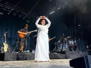 La Zarra Instagram - Un grand merci au festival @festivalfaceetsi pour ce moment inoubliable 
J'ai eu l'opportunité de faire la connaissance d'une équipe exceptionnelle, pleine d'humanité 
Un merci tout particulier au public, nous avons partagé un instant merveilleux. Votre générosité m'a touchée et je vais précieusement conserver ce souvenir
Je tiens également à remercier mon équipe pour avoir mis leur talent à disposition. Nous avons réussi quelque chose de beau ensemble 😉
Merci pour ces moments de rires aux éclats, pour ces instants de création partagée, pour ces moments d'affection sincère ! Je suis impatiente de vivre nos futures aventures ♥️
@festivalfaceetsi 

Régisseur @raphaelmaitrat 
🎸 @raphael_berrien 
🎹 and bass @romainlabaye 
🥁 @lucas_dauchez 
🔊 @adrienmauroux @raphaelmaitrat 
Backliner @picoooliiiiinaaa_1.0 

Hair @paulinebrunel 
Makeup @alexiamzallag