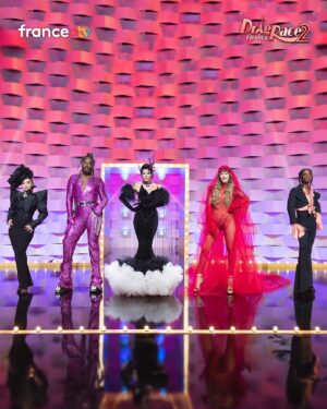 La Zarra Instagram - 🥀

Retrouvez moi sur @dragrace_france en tant que jury pour la demi-finale aux côtés de @thenickydoll @kiddysmile @daphneburki & @nicolas_huchard !

Merci à @dragrace_france pour l’invitation ♥️

Makeup @alexiamzallag 
Hair @paulinebrunel 
Stylism @visiondidierangelo
Nails @gedlihtamour