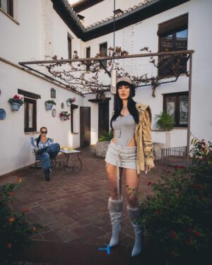 La Zowi Instagram - Yo tengo un novio que me come el co @lolaindigo