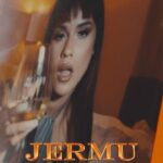 La Zowi Instagram - Jermu out now👩‍❤️‍💋‍👩 @lajoaqui @omarvarelaofficial