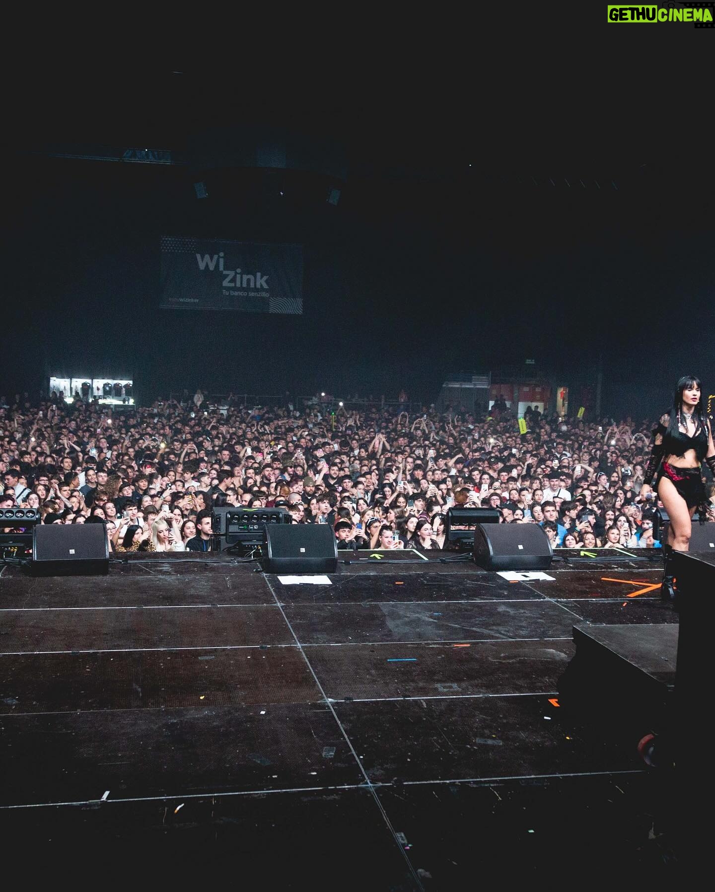 La Zowi Instagram - Ghetto confetti ft @gloosito está fuera💦 gracias Madrid por recibirme en el Wizink🥰