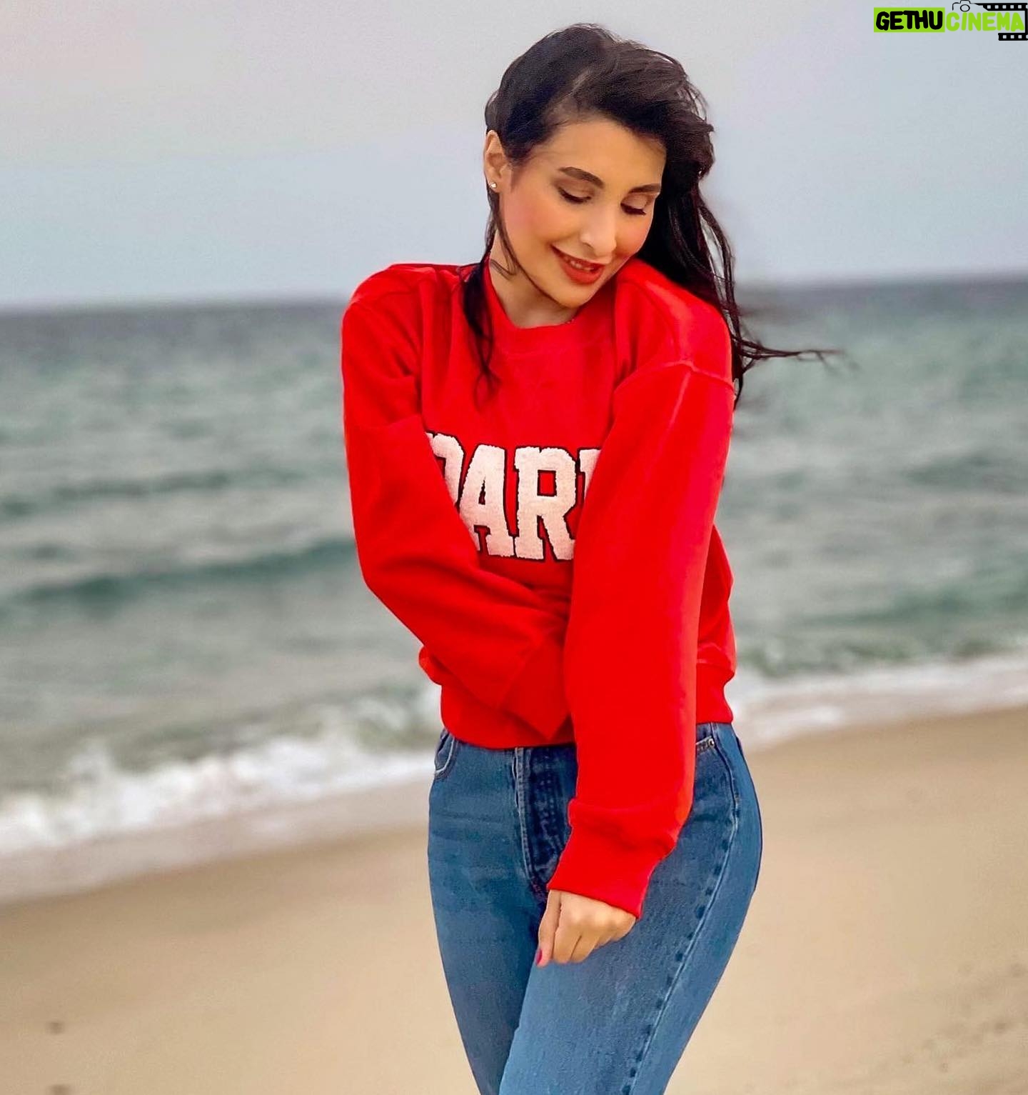 Laala Hazim - 391 Likes - When I started counting my blessings, I realized I have everything I could ever need🧡
جان احلى غروب اشوفة بهذا اليوم 🥰.. يمكن اخذت ١٠٠٠ صورة للشمس😛 شوفو الصور الاخيرات اكو احلى من هيجي غروب😭
#sunset #dohaqatar #autmanvibes #myhappymoments #sealine #dohalife #instagram #instaqatar #travelphotography #girlinred #peace #quiet #quiteplace #peachvibes #instairaq #dohainstagram