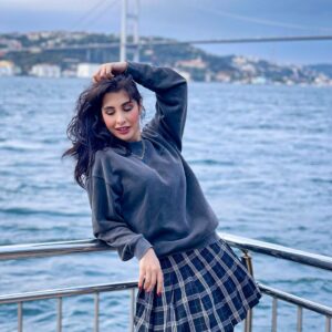 Laala Hazim Instagram - A girl should be like a butterfly. Pretty to see, hard to catch🦋💙
 #istanbul  #bosphorturkey  #bosphore #myhappyviews #mymoment #autumanstyle #autumanvibes #fallseason #türk #istanbul1yer #instagram #instagramturkiye #girlstyle #iraqia #instatravel #istanbullovers