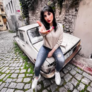 Laala Hazim Instagram - ‎المنطقه الي اخذت بيها هذة الصور بلاط او فنر😍 .. هاي المنطقه اول مره زرتها ٢٠١٦ ومن هذاك اليوم اني عشقت هاي الشوارع .. علرغم في وقتها كانت عباره عن محلات لبيع الانتيكا فقط والمقهى الي بالصوره الثانيه ومقهى الدرج الملون المشهوره 🌸.. وكانت فارغة ومحد يوصلها .. وجنت الاجنبية الوحيده بالشارع 😛.. بس اخذت شهرتها من مسلسل الحفرة وصارت من الاماكن الي يرتاد عليها المصورين والمشاهير .. وخصوصا بعد ما امتدت الها خطوط مواصلات جديده ..هذا الشي يدل على نجاح الاتراك بالتسويق للسياحة حتى من خلال المسلسلات 👌🏼.. بالنسبه الي بلاط اذا ما اروحلها يوميا ف اروح بين يوم ويوم .. اعوفكم وي الصور🧡 
By: @mahmood90 

 #istanbul #balatsokakları #balatçukur #balat #fener #streetstyle #istanbulstreets #myhappymoments #istanbul1yer #istanbulinstagram #instaturkey