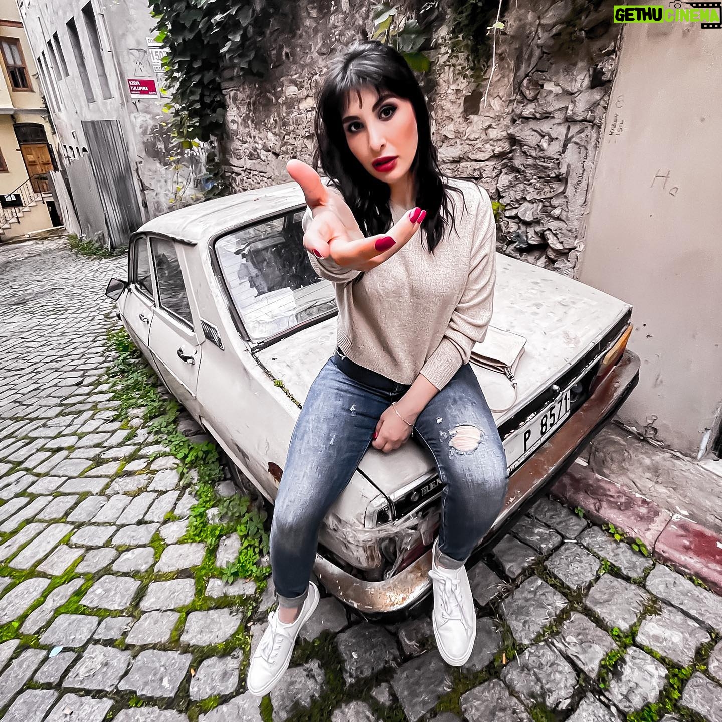 Laala Hazim - 437 Likes - المنطقه الي اخذت بيها هذة الصور بلاط او فنر😍 .. هاي المنطقه اول مره زرتها ٢٠١٦ ومن هذاك اليوم اني عشقت هاي الشوارع .. علرغم في وقتها كانت عباره عن محلات لبيع الانتيكا فقط والمقهى الي بالصوره الثانيه ومقهى الدرج الملون المشهوره 🌸.. وكانت فارغة ومحد يوصلها .. وجنت الاجنبية الوحيده بالشارع 😛.. بس اخذت شهرتها من مسلسل الحفرة وصارت من الاماكن الي يرتاد عليها المصورين والمشاهير .. وخصوصا بعد ما امتدت الها خطوط مواصلات جديده ..هذا الشي يدل على نجاح الاتراك بالتسويق للسياحة حتى من خلال المسلسلات 👌🏼.. بالنسبه الي بلاط اذا ما اروحلها يوميا ف اروح بين يوم ويوم .. اعوفكم وي الصور🧡
By: @mahmood90
#istanbul #balatsokakları #balatçukur #balat #fener #streetstyle #istanbulstreets #myhappymoments #istanbul1yer #istanbulinstagram #instaturkey