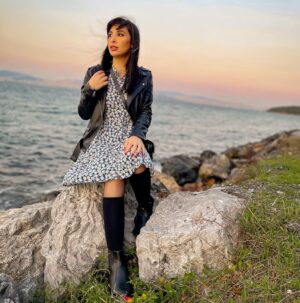 Laala Hazim Instagram - Wait till the sunset to shine like a star.🧡😉أكثر وقت احبة بليوم هو الشروق .. والغروب .. هاي الصور اخذتها من فتره بيوم لطيف بلجزيره الثانية باسطنبول.. بس ركزولي على اخير صوره هيجي يصير خلف الكواليس 🤣🤣#istanbul #adalar #autumn #instagramgirls #myhappymoments