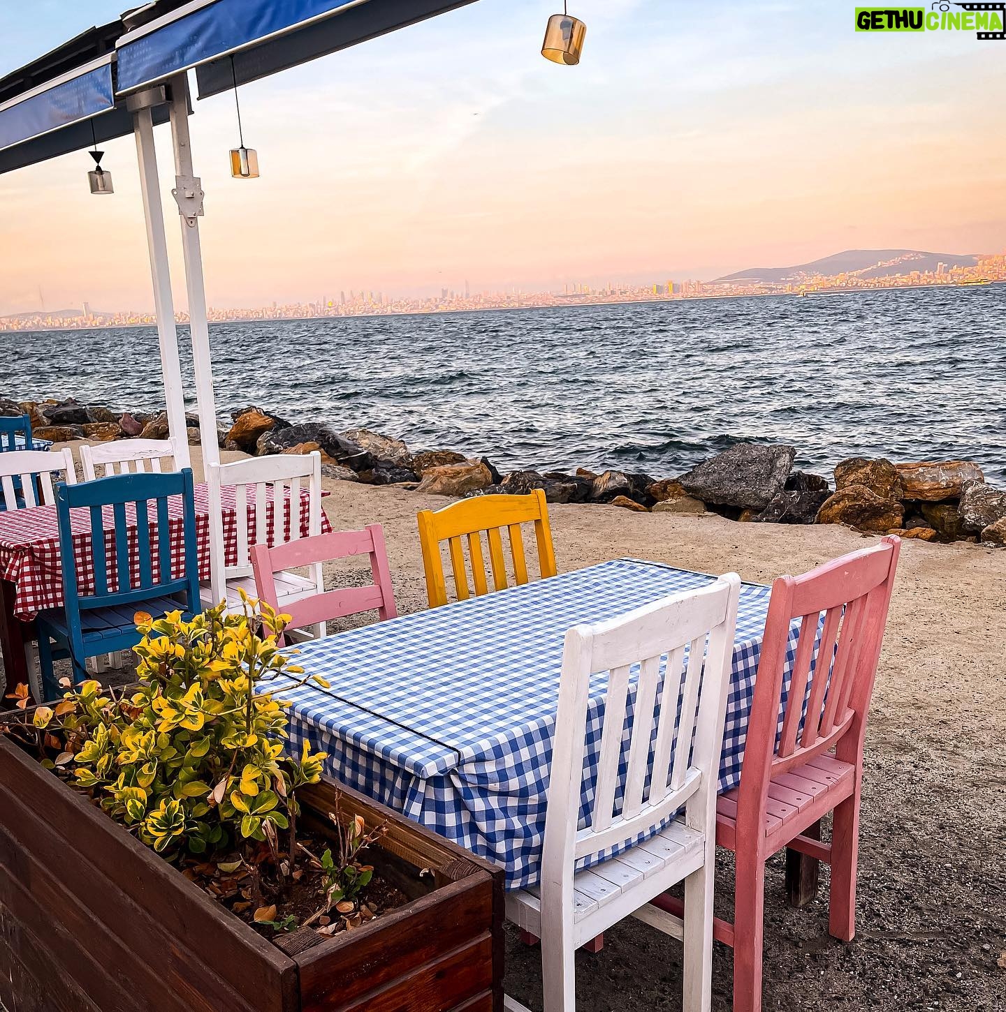 Laala Hazim - 200 Likes - Wait till the sunset to shine like a star.🧡😉أكثر وقت احبة بليوم هو الشروق .. والغروب .. هاي الصور اخذتها من فتره بيوم لطيف بلجزيره الثانية باسطنبول.. بس ركزولي على اخير صوره هيجي يصير خلف الكواليس 🤣🤣#istanbul #adalar #autumn #instagramgirls #myhappymoments