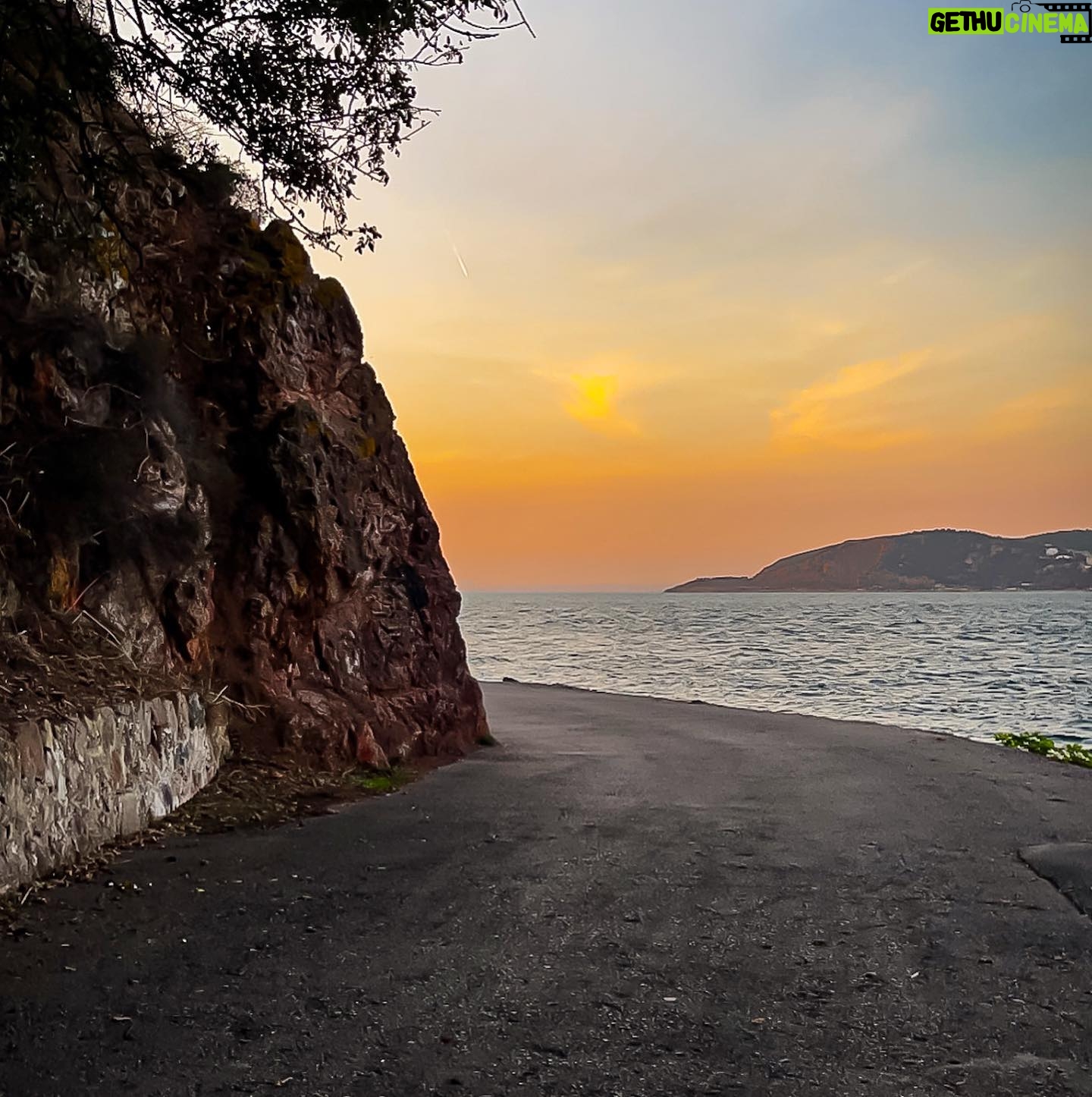 Laala Hazim - 200 Likes - Wait till the sunset to shine like a star.🧡😉أكثر وقت احبة بليوم هو الشروق .. والغروب .. هاي الصور اخذتها من فتره بيوم لطيف بلجزيره الثانية باسطنبول.. بس ركزولي على اخير صوره هيجي يصير خلف الكواليس 🤣🤣#istanbul #adalar #autumn #instagramgirls #myhappymoments