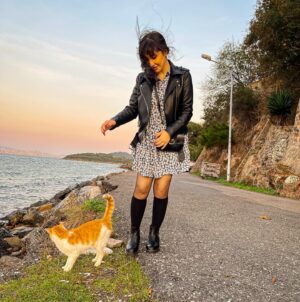 Laala Hazim Instagram - Wait till the sunset to shine like a star.🧡😉أكثر وقت احبة بليوم هو الشروق .. والغروب .. هاي الصور اخذتها من فتره بيوم لطيف بلجزيره الثانية باسطنبول.. بس ركزولي على اخير صوره هيجي يصير خلف الكواليس 🤣🤣#istanbul #adalar #autumn #instagramgirls #myhappymoments