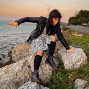 Laala Hazim Instagram - Wait till the sunset to shine like a star.🧡😉أكثر وقت احبة بليوم هو الشروق .. والغروب .. هاي الصور اخذتها من فتره بيوم لطيف بلجزيره الثانية باسطنبول.. بس ركزولي على اخير صوره هيجي يصير خلف الكواليس 🤣🤣#istanbul #adalar #autumn #instagramgirls #myhappymoments
