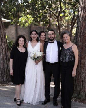 Laçin Ceylan Instagram - canımın içi ♥️ o kadar güzel bir dügün oldu ki 🌷🍾❣️
canımın @alevalanyali canı evlendi @nilsualanyali ❣️kocaman bir aile olmayı kutladık 🎉Nilsumun kalbini çalan Efe ♥️ hoşgeldin hayatımıza
#wedding 
#düğün 
#life