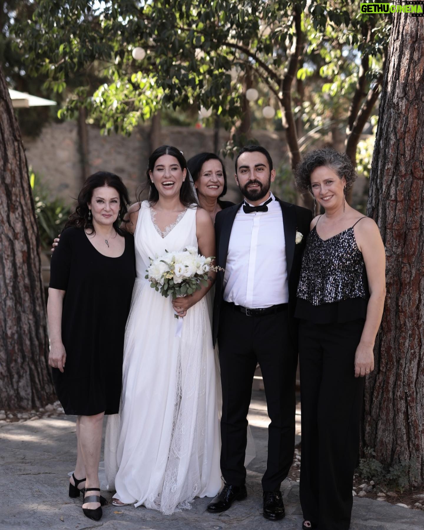 Laçin Ceylan - 3 Likes - canımın içi ♥️ o kadar güzel bir dügün oldu ki 🌷🍾❣️
canımın @alevalanyali canı evlendi @nilsualanyali ❣️kocaman bir aile olmayı kutladık 🎉Nilsumun kalbini çalan Efe ♥️ hoşgeldin hayatımıza
#wedding
#düğün
#life