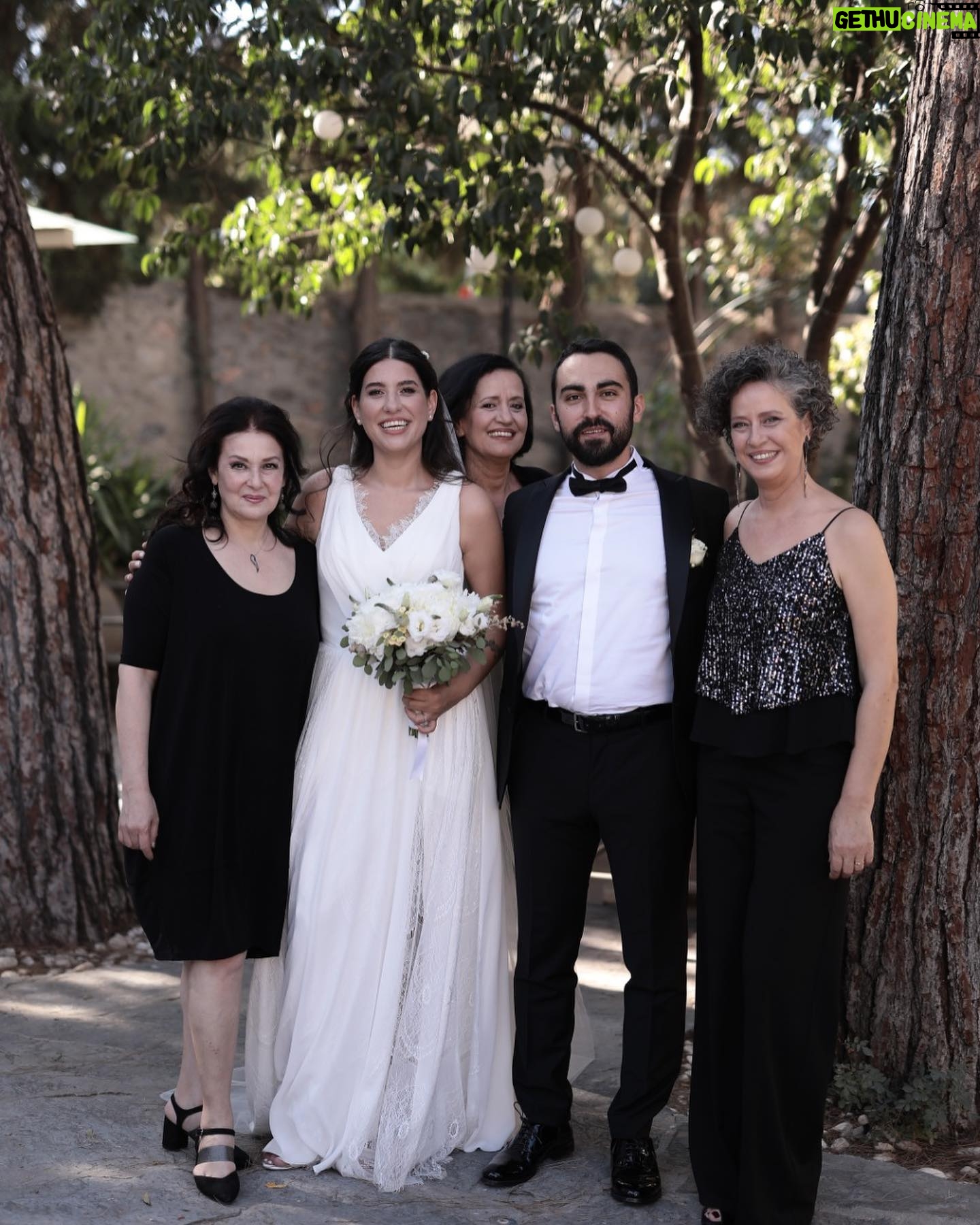 Laçin Ceylan - 3 Likes - canımın içi ♥️ o kadar güzel bir dügün oldu ki 🌷🍾❣️
canımın @alevalanyali canı evlendi @nilsualanyali ❣️kocaman bir aile olmayı kutladık 🎉Nilsumun kalbini çalan Efe ♥️ hoşgeldin hayatımıza
#wedding
#düğün
#life