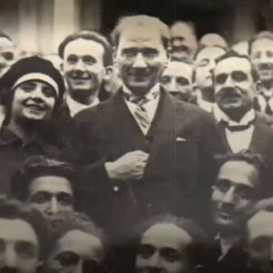 Laçin Ceylan Instagram - 23 Nisan dünyadaki tek çocuk bayramı ♥️🇹🇷♥️ çocuklarımıza değer, sevgi  vererek ve eğitim koşulları yaratarak kıymetini bileceğiz. Mustafa Kemal Atatürk e minnettarız. Kutlu olsun hepimize ❣️♥️❣️ #mustafakemalatatürk #atatürk #23nisan #23nisanulusalegemenlikveçocukbayramı