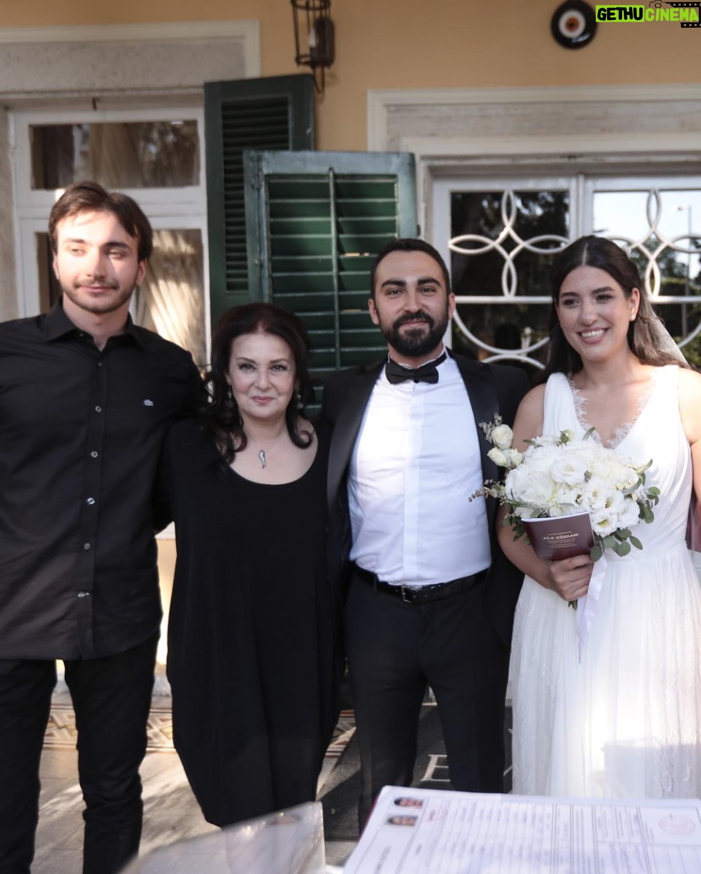 Laçin Ceylan - 3 Likes - canımın içi ♥️ o kadar güzel bir dügün oldu ki 🌷🍾❣️
canımın @alevalanyali canı evlendi @nilsualanyali ❣️kocaman bir aile olmayı kutladık 🎉Nilsumun kalbini çalan Efe ♥️ hoşgeldin hayatımıza
#wedding
#düğün
#life