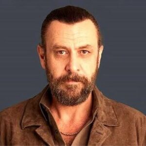 Laçin Ceylan Instagram - 27 Mart Çarşamba 20:30
‘Cezalı’ 
Program: 
1- Dünya Tiyatro Günü bildirisi olarak Edward Bond’un tiyatromuz için yazdığı metnin okunması 
2- Cezalı’ oyun 
Yazan:  George Brant
Çeviren:  Nazlı Gözde Yolcu
Yöneten ve Oynayan:  Evren Kardeş
Müzik-Ses Tasarım:  Ekin Eti
Hareket Düzeni:  Emre Olcay

🍀 27 Mart Dünya Tiyatro Günü için buluşuyoruz. Sizleri aramızda görmekten mutluluk duyacağız. Dünyanın en önemli ve en sarsıcı oyun yazarlarından Edward Bond’u 
3 Mart 2024 günü kaybettik. Tiyatromuza çok değerli katkıları olan bu büyük yazarı da andığımız bir akşam olacak. 2014 yılında tiyatromuzun program dergisi için yazdığı bir yazıyı, dünyanın geldiği hal ve durum açısından, Dünya Tiyatro Günü bildirisi olarak okumayı seçtik. Bu bildiriyi tiyatromuzda 20:30’da Nejat İşler okuyacak.  Hemen ardından Evren Kardeş in yönetip oynadığı konuk oyunumuz başlayacaktır.  Takribi bitiş saati 22:00 dir. 
Birlikte kutlamak dileğiyle

Biletler : tiyatrolar.com,tr ve Bitiyatro gişesi 
0212 2440247
#tiyatro #dünyatiyatrolargünü #edwardbond #evrenkardeş #nejatişler #beyoğlu #bisahne #etkinlik #keşfet