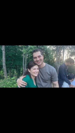 Laçin Ceylan Instagram - Yıllar içerisinde televizyon ve sinema dünyasından çok aktörle çalıştım  Ama Gaddar a hayat veren Çağatay  Ulusoy un yeri benim için bambaşka 🌺 Onun güzel insanlığı, yaydığı mükemmel enerjisi, inceliği ve şefkati eşsiz.  Ömrü yolu hep açık hep bereketli ışıklı olsun ♥️ 🧿

Bu gece ve bu haftasonumu  Gaddar paylaşımları bitmeyecek , Gaddar ımız canım oğlum Dağhan ile başlayayım istedim. #gaddardizi 
#photoby 😘 @hande_calisirlar 🙏🏻😘

@gaddartvresmi