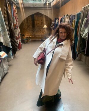 Laçin Ceylan Instagram - #nilüferkaracadesign da bir gün 
@niluferkaracadesigns 
#laçinceylan #fashion #istanbul 
#keşfet #life #people #design
#travel #art #artist #niluferkaracadesign 
#actor #camdakikız #costume 
#vibes #vibe