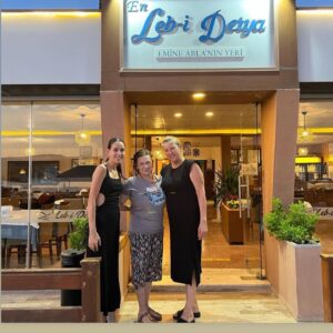 Laçin Ceylan Instagram - Urla Özbek e yolunuz düşerse burayı atlamayın, bu güzel özenli aile işletmesini 🌷 Şahane insanlar şahane servis ve şahane manzara ❣️
o güzel manzara karşısında silüet kalmayı tercih ettim 🙋‍♀️
@enlebideryaozbek 
#urla #urlaözbek 
#lebiderya #özbek 
#ege