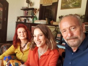 Laçin Ceylan Instagram - Serenay Sarıkaya ve Ege Aydan ile ♥️🌿♥️ 
Kimler Geldi Kimler Geçti’ setinde 🙌

Ege Aydan ile yıllardır sakladığımız biricik kızımız 
#KimlerGeldiKimlerGeçti de ortaya çıktı :)) 💞

#netflix #eceyörenç 
#bertanbaşaran 
#yonthomas 
#actorslife #actors 
#ayyapim #serenaysarıkaya 
#egeaydan #laçinceylan 
#backstage #tvseries 
#turkeycinema