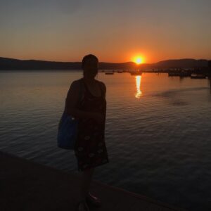 Laçin Ceylan Instagram - Urla Özbek e yolunuz düşerse burayı atlamayın, bu güzel özenli aile işletmesini 🌷 Şahane insanlar şahane servis ve şahane manzara ❣️
o güzel manzara karşısında silüet kalmayı tercih ettim 🙋‍♀️
@enlebideryaozbek 
#urla #urlaözbek 
#lebiderya #özbek 
#ege