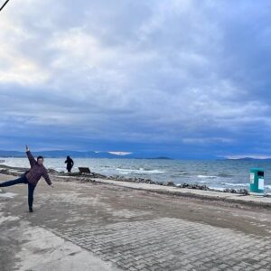 Laçin Ceylan Instagram - canım Alevim ❣️ fotoğrafı çeken de günü değiştiren de o @alevalanyali 
#life #keşfet #wheatherforecast 
#laçinceylan #alevalanyalı 
#walker #people #nature 
#discover #sea #mothernature 
#havadurumu