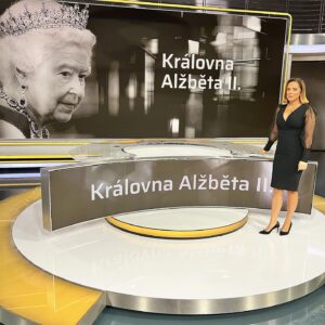 Ladislava Něrgešová Instagram - Tak tohle přesně chceš! 🙈 Přijít po týdnu do práce, a v 19:36! Tedy asi 20 minut před vysíláním…Se dozvědět,že je všechno jinak! Takže převlíknout-předělat scénář a studia….a roztřeseným hlasem jít oznámit něco takového. Jasně. Bylo jí 96. Krásný věk. Co by za něj leckdo dal. Ale i tak. Upřímnou soustrast Británii a rodině. (Tak jasně. Vím,že princ William mi to tady asi nesjíždí,ale v duchu s nimi můžeme být každý.) Sbohem Alžběto! 🖤