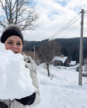 Ladislava Něrgešová Instagram - Přejeme všem,kteří mají ,,jarňáky,, teprve před sebou,aby je měli alespoň tak povedené jako měl náš turnus! A na horách bacha na úrazy jízdy autem a počasí! Na Sněžce je třeba teď trochu fičák. 🙈 My #jizerskehory #dobrebolo #azpetdoprahy ….❄️🙋🏻‍♀️