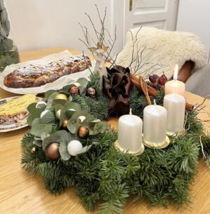 Ladislava Něrgešová Instagram - Začíná advent. Železná neděle. Svíce proroků a naděje. Dopoledne jsem upekla vánočku. Udělali jsme věnec. A odpoledne měla Meda koncert u rozsvícení stromečku v ZOO. Ježíšku!? Těšíme!! #adventnivenec p.s. Podrobný recept na vánočku a především její pletení! Podrobně vysvětleno-bude následovat….😜