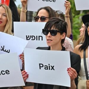 Laëtitia Eïdo Instagram - Des comédiennes, réalisatrices, productrices se sont rassemblées à Cannes à l’initiative des Guerrières de la Paix pour appeler à la Paix et la Justice. 
En arabe, hébreu, anglais, français… 
Elles ont demandé dans un même souffle et d’une même voix un cessez-le-feu et la libération des otages. 
Les artistes sont nombreux à vouloir porter cette autre voix, celle de la solidarité, de l’empathie et du refus de la polarisation et des divisions. 
La culture ENSEMBLE pour la paix et la justice ! 🕊️