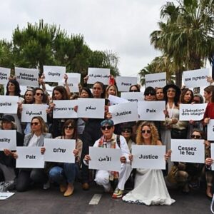 Laëtitia Eïdo Instagram - Des comédiennes, réalisatrices, productrices se sont rassemblées à Cannes à l’initiative des Guerrières de la Paix pour appeler à la Paix et la Justice. 
En arabe, hébreu, anglais, français… 
Elles ont demandé dans un même souffle et d’une même voix un cessez-le-feu et la libération des otages. 
Les artistes sont nombreux à vouloir porter cette autre voix, celle de la solidarité, de l’empathie et du refus de la polarisation et des divisions. 
La culture ENSEMBLE pour la paix et la justice ! 🕊️