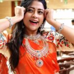 Lahari Arundhati Vishnuvazhala Instagram - Akshya Tritiya ante mana aadavallaki pandaga ane cheppali.. maguvulu thamaki nachina bangaram konadaniki akshaya tritiya ki minchina roju inkoti untundha..? ithe ippudu mi andharu bangaram ekkada konali ane alochisthunnaru kadha asalu alochinchakunda venatane mana Chennai Shopping Mall ki vicheyandi.. endhakante elanti design ina elanti finishing tho unna jewllery ina manaki no making charges tho isthunnaru anthe kakunda.. VA charge kevalam 1% nundi 8% varaku matrame charge chesthunnaru ika diamond vishyaniki vasthe market lone best price carat kevalam 52000 ke manaki andinchadam tho paatu silver articles ni elanti making or wastage charges lekunda manaki andisthunnaru inko best part entante manaki nachina jewllery amount lo kevalam 10% matrame pay chesi remaining amount ni manam jewllery tisukune roju pay chesukune option ni manaki kalipisthunnaru, manam jewllery ni tisukune roju rate or book chesthunna roju date renintilo ae roju rate thakkuva unte aa rate prakarame manaki jewellery ni andisthunnaru ee offer vinnaka wow anakunda undalakepothunnaru kadha.. ithe ee offer manaki 3rd may nundi 10th may varaku matrame undhi so twarapadandi ee akshya tritya vedukalani chennai shopping lo jarupukundham randi. @thechennaijewellers #TheChennaiJewellers #TheChennaiShoppingMall Brand Managed by @strikersinsta