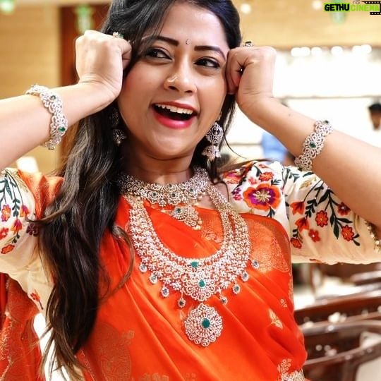 Lahari Arundhati Vishnuvazhala Instagram - Akshya Tritiya ante mana aadavallaki pandaga ane cheppali.. maguvulu thamaki nachina bangaram konadaniki akshaya tritiya ki minchina roju inkoti untundha..? ithe ippudu mi andharu bangaram ekkada konali ane alochisthunnaru kadha asalu alochinchakunda venatane mana Chennai Shopping Mall ki vicheyandi.. endhakante elanti design ina elanti finishing tho unna jewllery ina manaki no making charges tho isthunnaru anthe kakunda.. VA charge kevalam 1% nundi 8% varaku matrame charge chesthunnaru ika diamond vishyaniki vasthe market lone best price carat kevalam 52000 ke manaki andinchadam tho paatu silver articles ni elanti making or wastage charges lekunda manaki andisthunnaru inko best part entante manaki nachina jewllery amount lo kevalam 10% matrame pay chesi remaining amount ni manam jewllery tisukune roju pay chesukune option ni manaki kalipisthunnaru, manam jewllery ni tisukune roju rate or book chesthunna roju date renintilo ae roju rate thakkuva unte aa rate prakarame manaki jewellery ni andisthunnaru ee offer vinnaka wow anakunda undalakepothunnaru kadha.. ithe ee offer manaki 3rd may nundi 10th may varaku matrame undhi so twarapadandi ee akshya tritya vedukalani chennai shopping lo jarupukundham randi. @thechennaijewellers #TheChennaiJewellers #TheChennaiShoppingMall Brand Managed by @strikersinsta