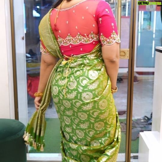 Lahari Arundhati Vishnuvazhala Instagram - 😃🥰😍🤩 Saree: @banaras_gallery_hyd Blouse: @aparnastrendyfashion Jewellery: @radhe_goldanddiamonds