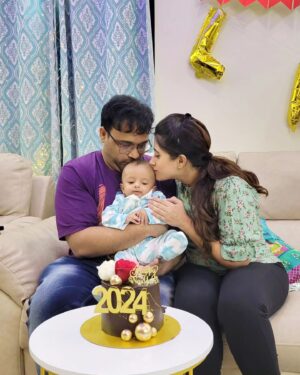 Lahari Arundhati Vishnuvazhala Instagram - Happy New Year guy's 😍🎉🎂💛✨️🎉🤩💕🎄♥️🎅💐Our little ones 1st New Year ❤️