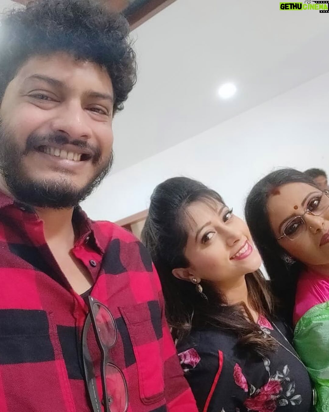 Lahari Arundhati Vishnuvazhala Instagram - We 3 🤩 throwback from SwatiChinukulu sweet memories happy to share these 😍❤️#swatichinukulu #friendship #shooting📷 #team @lahari_actress