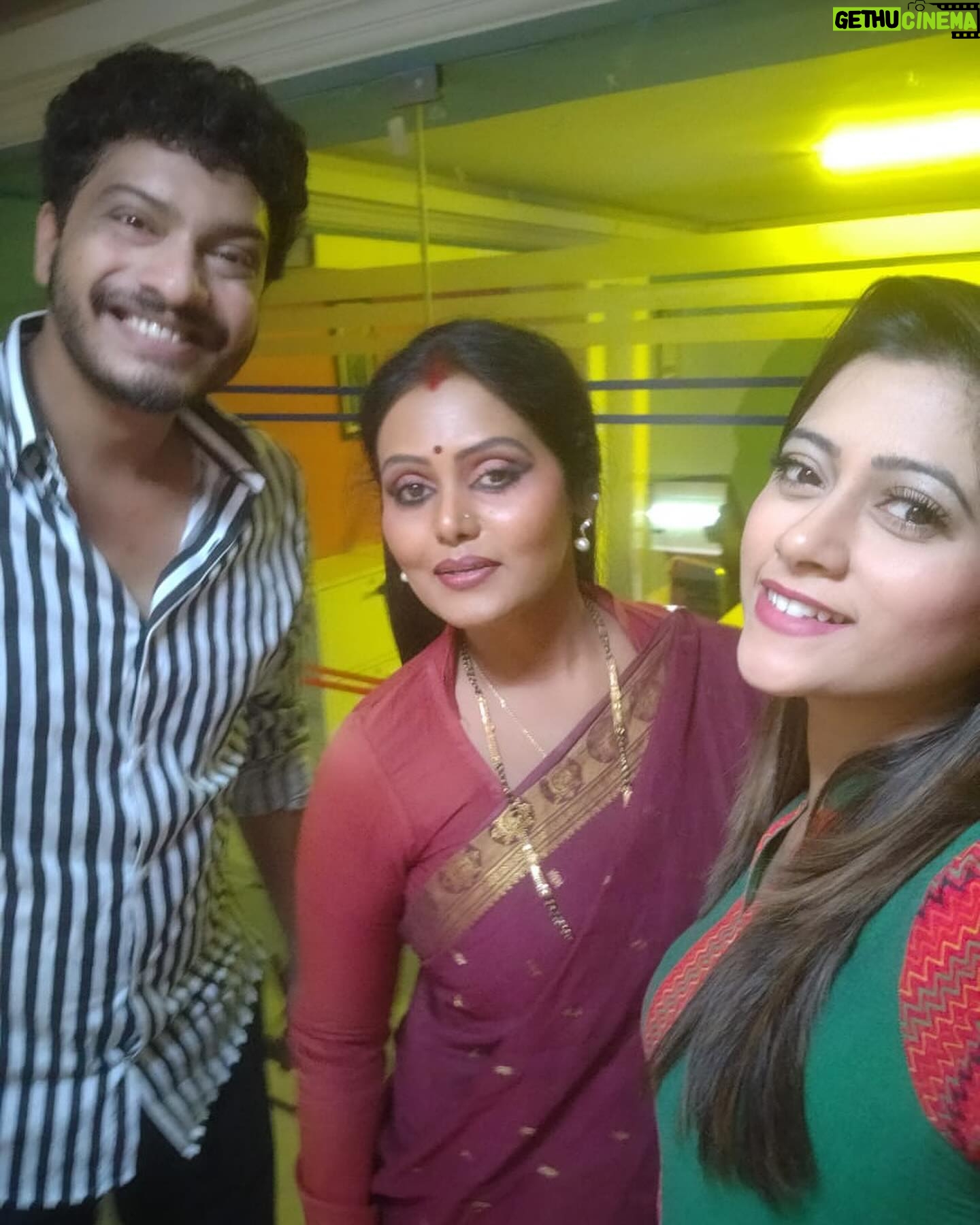 Lahari Arundhati Vishnuvazhala Instagram - We 3 🤩 throwback from SwatiChinukulu sweet memories happy to share these 😍❤️#swatichinukulu #friendship #shooting📷 #team @lahari_actress
