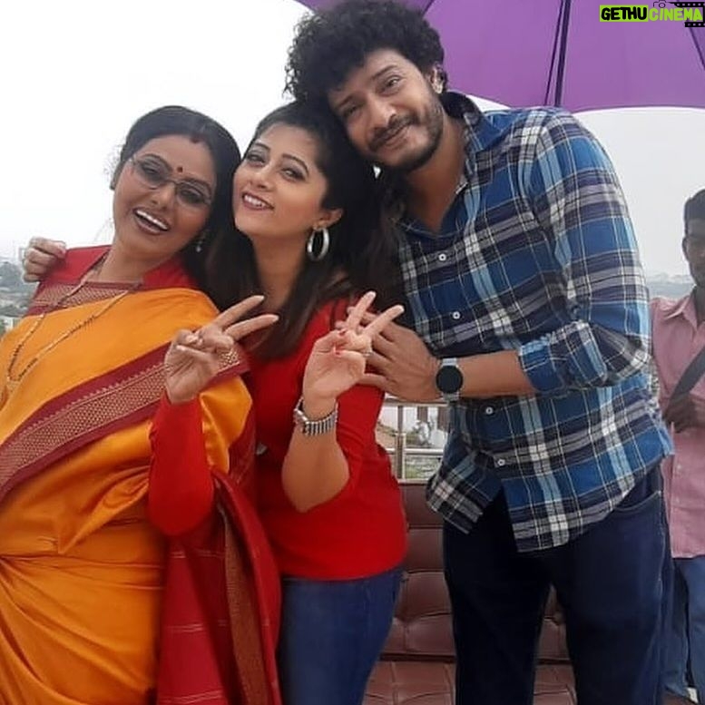 Lahari Arundhati Vishnuvazhala Instagram - We 3 🤩 throwback from SwatiChinukulu sweet memories happy to share these 😍❤️#swatichinukulu #friendship #shooting📷 #team @lahari_actress