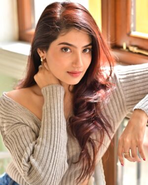 Lahoma Bhattacharjee Instagram - Once upon a sun kissed winter morning 🍯 

portraits by @iamsudiptachanda 
hair & makeup by @muabhattacharjee