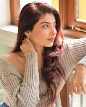Lahoma Bhattacharjee Instagram - Once upon a sun kissed winter morning 🍯 

portraits by @iamsudiptachanda 
hair & makeup by @muabhattacharjee