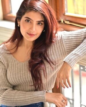 Lahoma Bhattacharjee Instagram - Once upon a sun kissed winter morning 🍯 

portraits by @iamsudiptachanda 
hair & makeup by @muabhattacharjee
