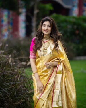 Lahoma Bhattacharjee Instagram - Subho Maha Asthami ❤️🙏🏻

P.S: My Pujo would be incomplete without ‘Jiya Tui Chara’ of course! Thank you for giving it so much love..