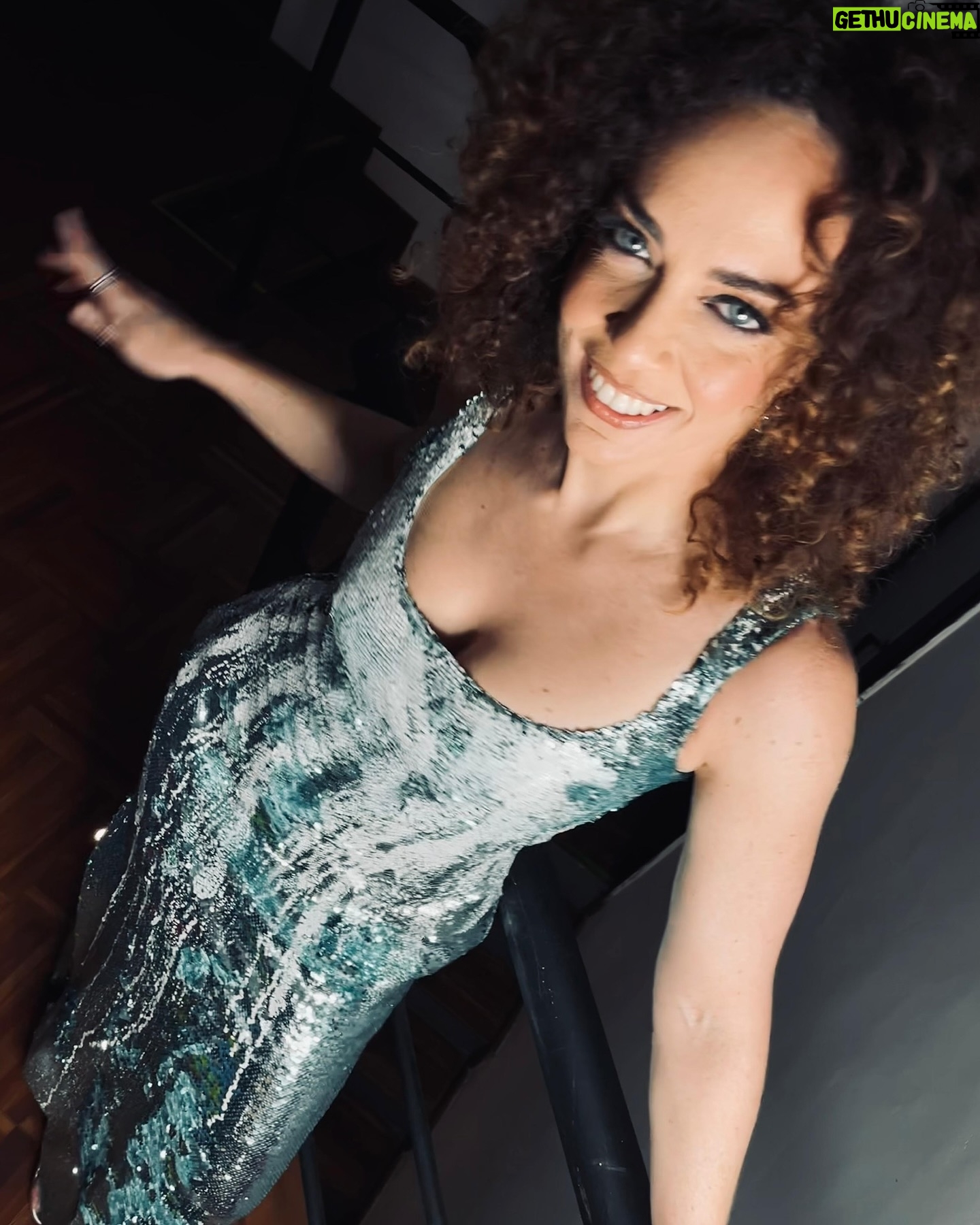Laila Garin - 2.2K Likes - Registros de uma noite linda ❤️
Meu agradecimento a todos que estiveram presentes e fizeram parte do show Laila Garin canta Elis.
Nossos produtores e amigos @hildodeassis @apaula_gomes @hassisproducoes
Minhas parceiras @claudiaelizeu na maestria, nos arranjos, na direção musical e no piano e @thaisferreiracello no cello
Make: @keilamake_santos e diretora de fotos haha
stylist: @castanheiras esse vestido lindo: @apartamento03
Desenho de Som: @Pauloaltafim
Desenho de Luz : Rafael Maia
Obrigada também a @msiman @aventurateatros pela parceria de sempre.
E obrigada @mari_lopesmendes e @sollesproducoes ❤️❤️❤️
Ainda tivemos a honra de receber @chicobatera1 baterista de Elis
Foi lindo ✨
#LailaGarin #LailaGarinCantaElis #EspaçoEcoVillaRiHappy #TeatroTomJobim