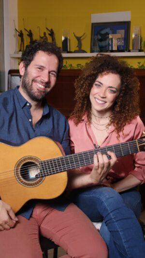 Laila Garin Instagram - Por isso eu conto a quem encontro pela rua… ☀️

Laila Garin e Alfredo Del-Penho passando pra dizer que estão abertas as vendas de ingressos para Nossa História com Chico Buarque! 

Garanta já o seu e venha se emocionar com a gente! 🎵

#nossahistoriacomchicobuarque #teatroriachuelorio #teatroriachuelo #chicobuarque #chicobuarquedehollanda #sarauculturabrasileira #teatro #teatrobrasileiro #musical #teatromusical #teatromusicalbrasileiro
